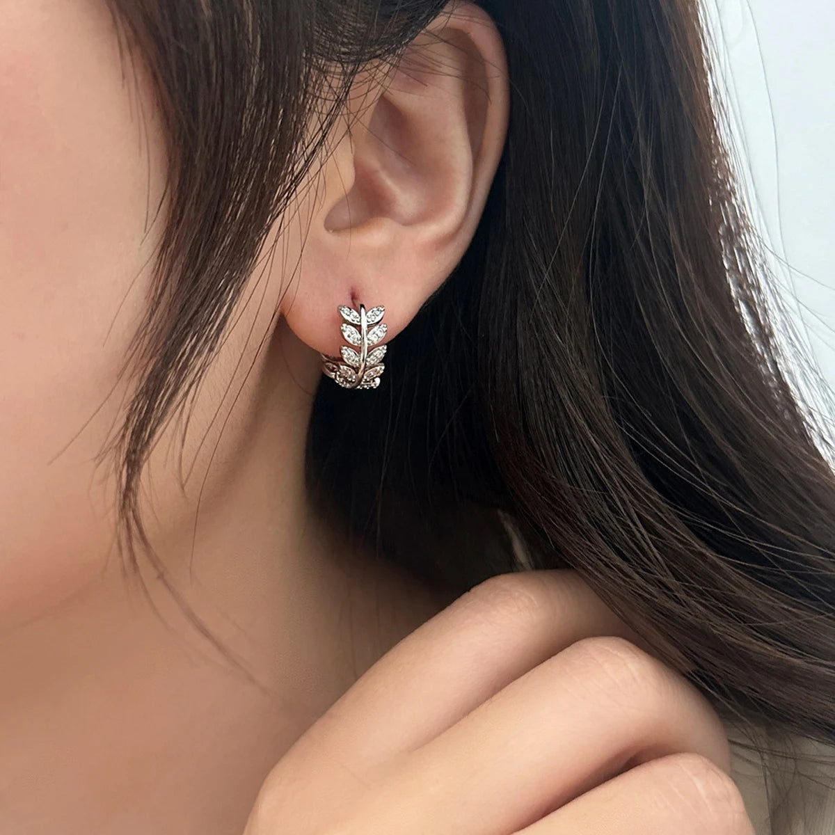 Delicate Leaf Ear Ring with Shiny for Women Silver Color/Gold Color Fashion Hoop Earrings Fancy Girl Gift Jewelry