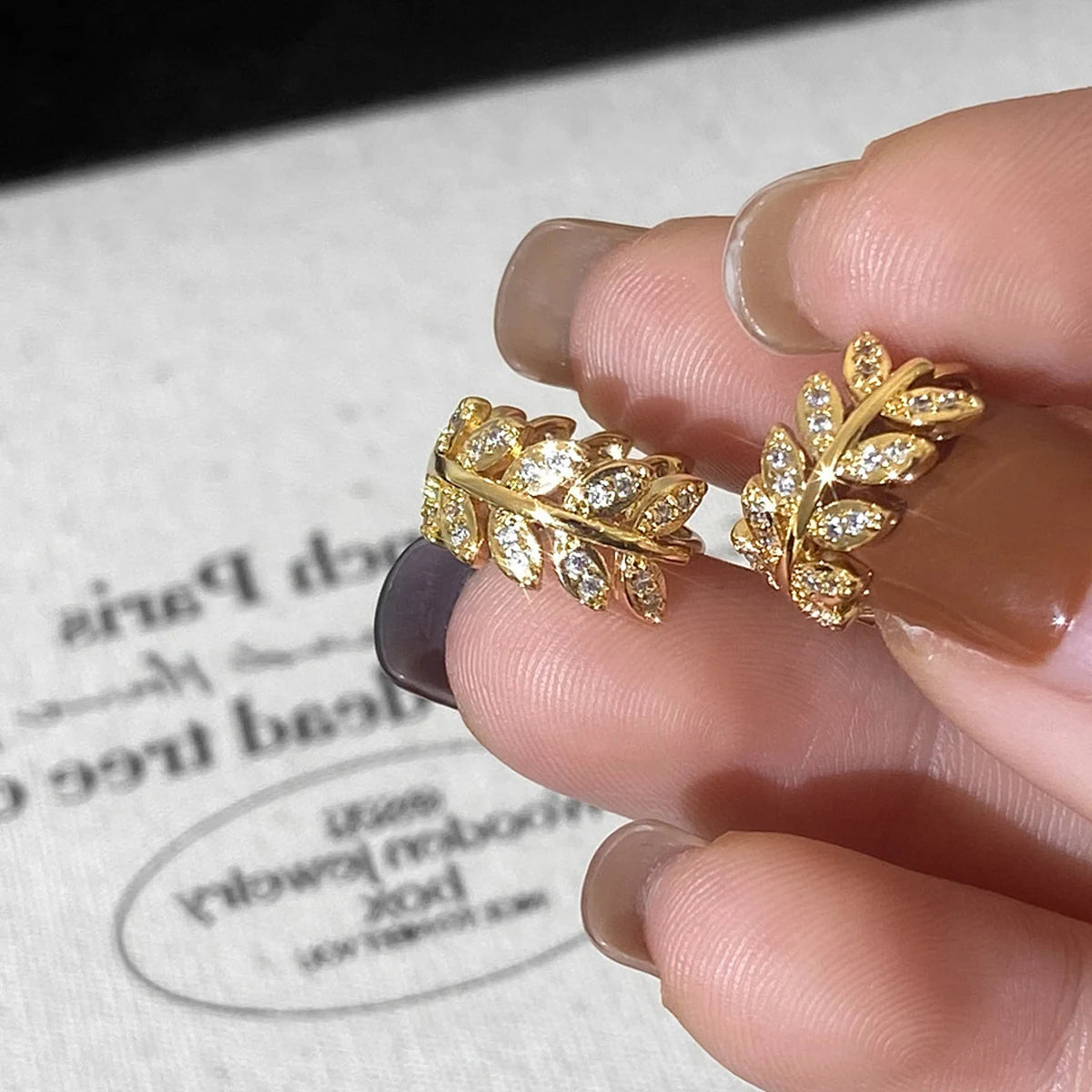 Delicate Leaf Ear Ring with Shiny for Women Silver Color/Gold Color Fashion Hoop Earrings Fancy Girl Gift Jewelry