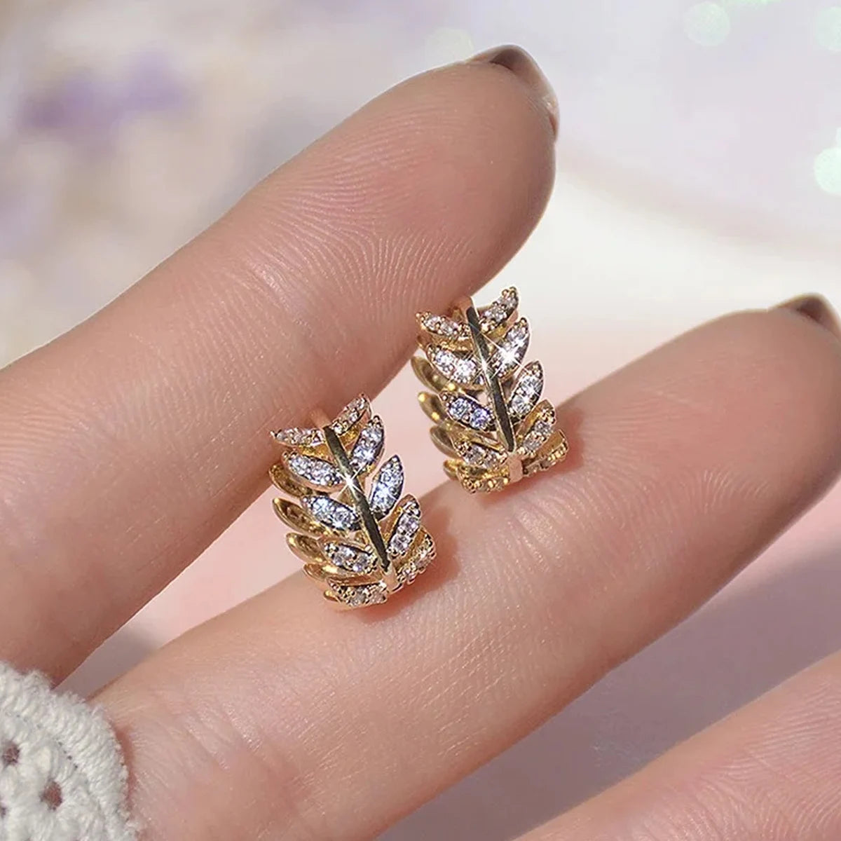 Delicate Leaf Ear Ring with Shiny for Women Silver Color/Gold Color Fashion Hoop Earrings Fancy Girl Gift Jewelry