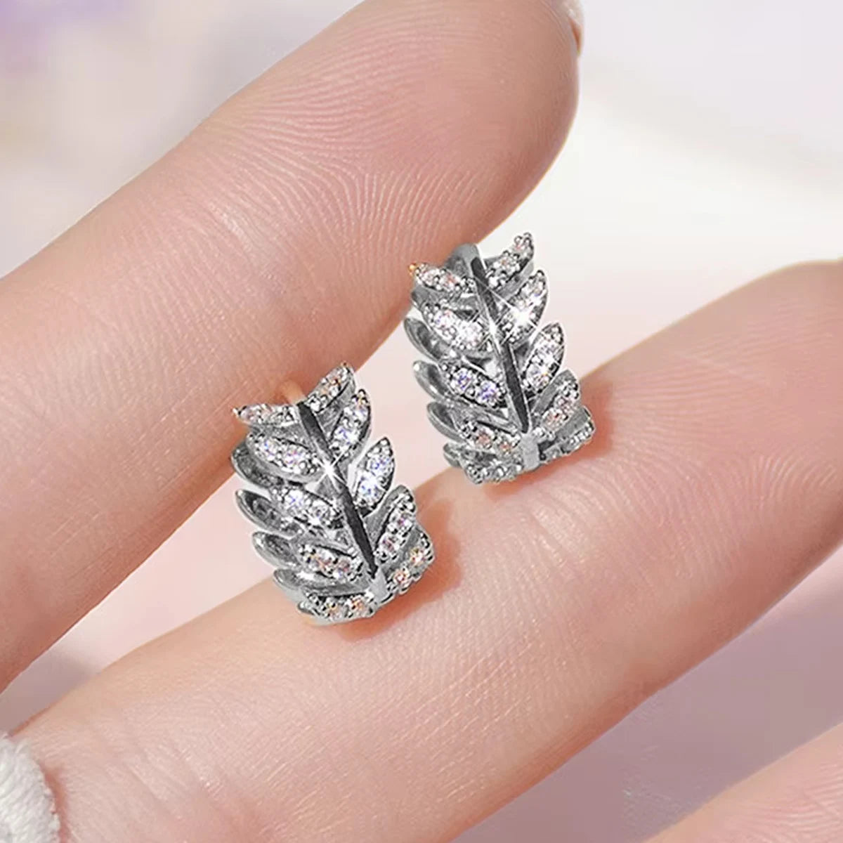 Delicate Leaf Ear Ring with Shiny  for Women Silver Color/Gold Color Fashion Hoop Earrings Fancy Girl Gift Jewelry