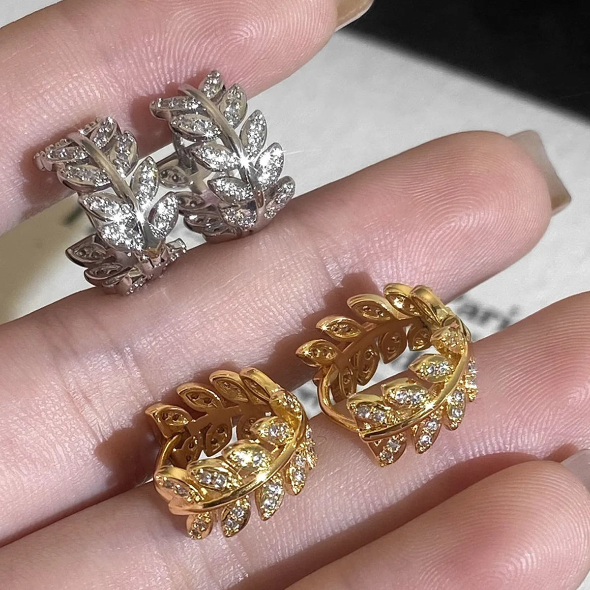 Delicate Leaf Ear Ring with Shiny  for Women Silver Color/Gold Color Fashion Hoop Earrings Fancy Girl Gift Jewelry